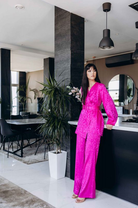 Pantalon stylé en fuchsia, pour une allure originale.