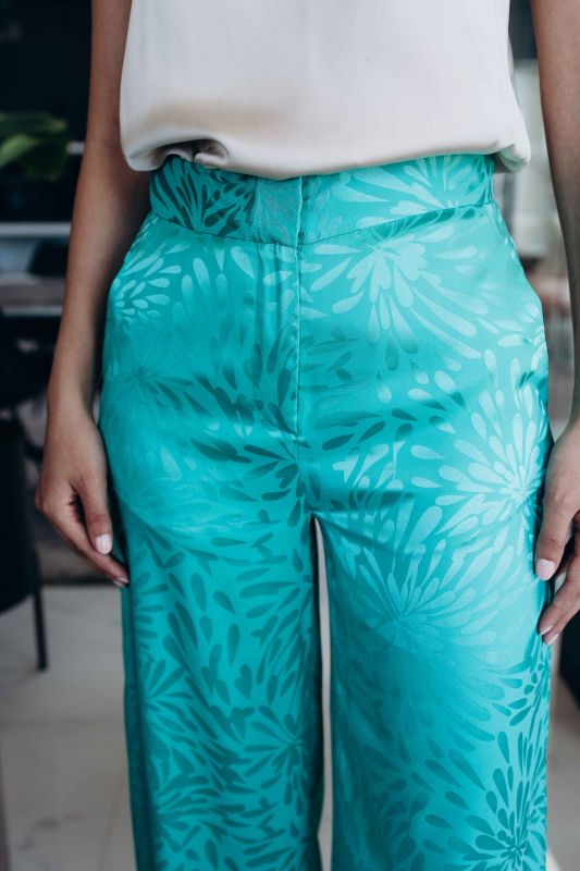 Détails du pantalon bleu ciel tendance, une option légère et élégante.