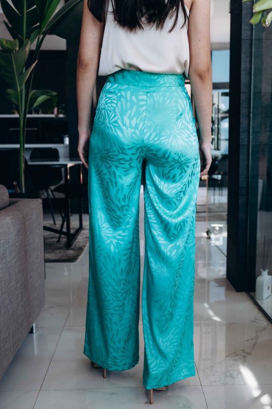 Détails du pantalon bleu ciel tendance, une option légère et élégante.