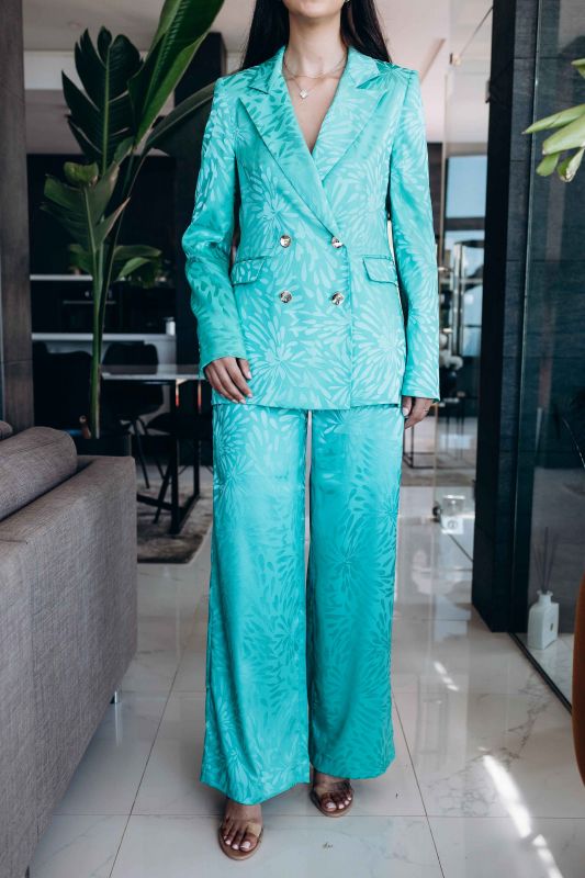 Détails du pantalon bleu ciel tendance, une option légère et élégante.