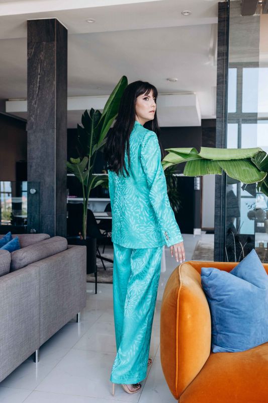 Pantalon bleu ciel à la mode, pour un look estival et chic.
