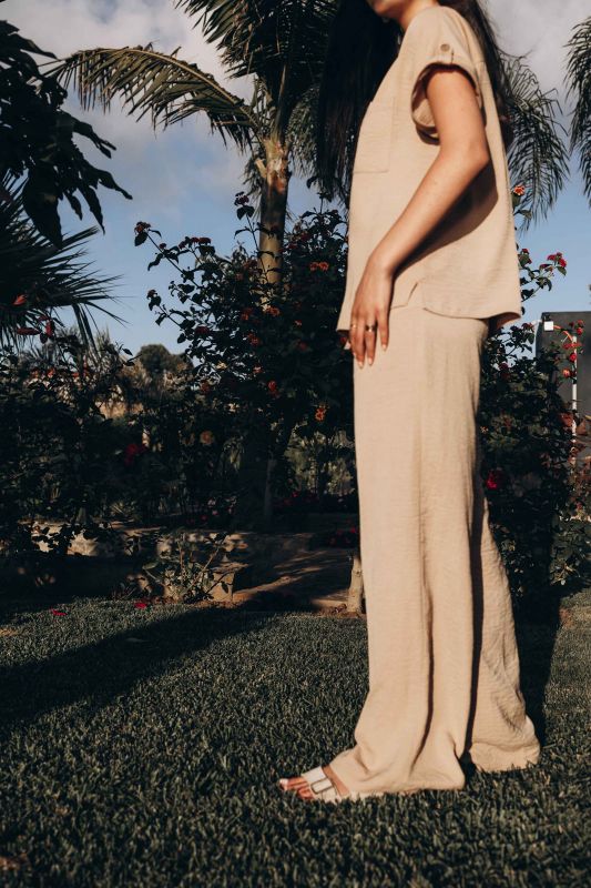 Pantalon de couleur beige élégant pour dames.