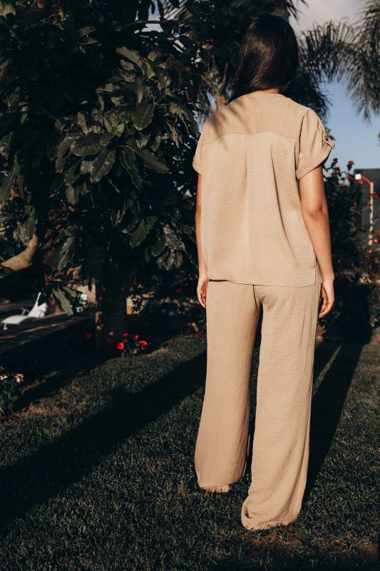 Pantalon décontracté de couleur beige pour femmes.