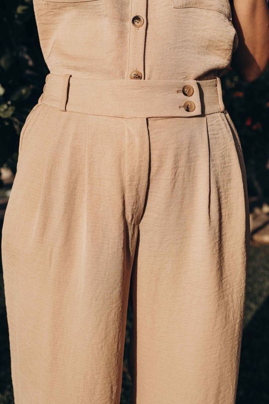 Détails en gros plan du pantalon long beige pour femmes.