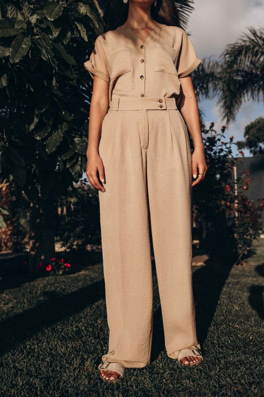 Détails en gros plan du pantalon long beige pour femmes.