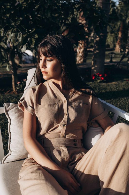 Élégante chemise Beige pour femmes.