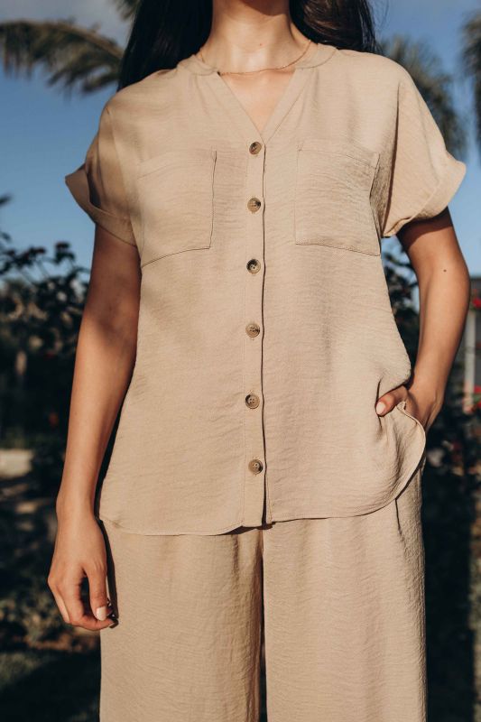 Chemise décontractée Beige à manches longues pour femmes.