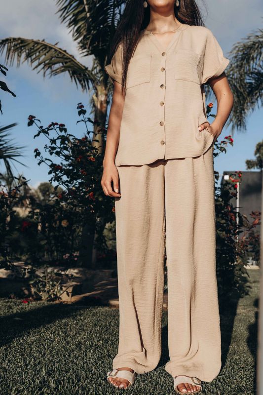 Chemise Beige avec boutons pour femmes.
