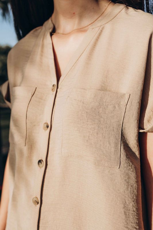 Détails de la chemise Beige, parfaite pour toutes occasions.
