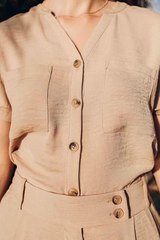 Détails de la chemise Beige, parfaite pour toutes occasions.