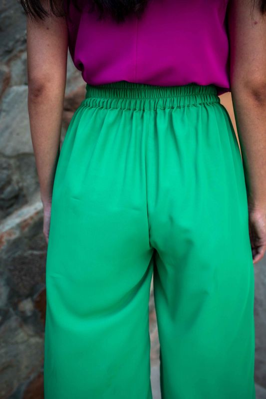 Détails du pantalon vert, une option rafraîchissante.