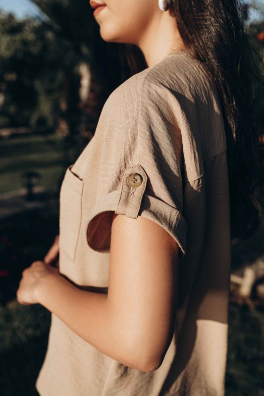 Détails de la chemise Beige, parfaite pour toutes occasions.