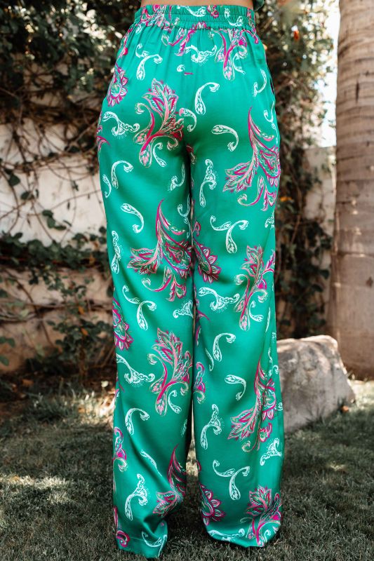Détails en gros plan du pantalon vert imprimé orné pour femmes.
