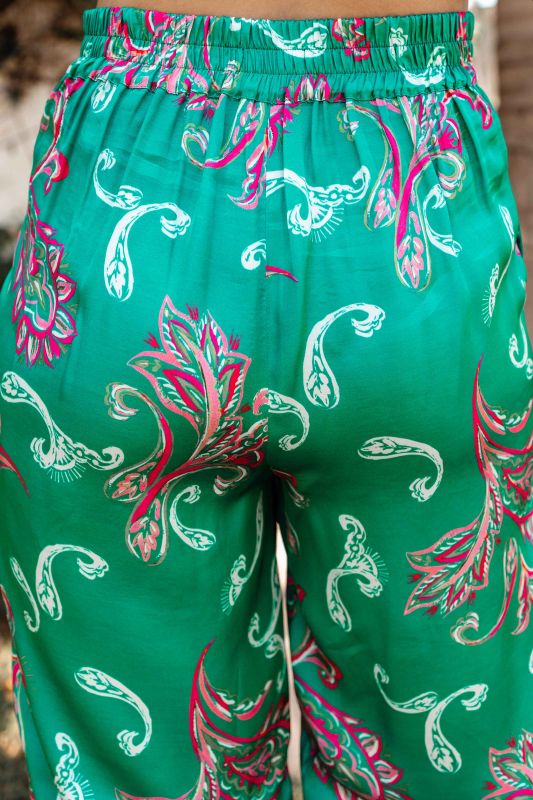 Détails en gros plan du pantalon vert imprimé orné pour femmes.