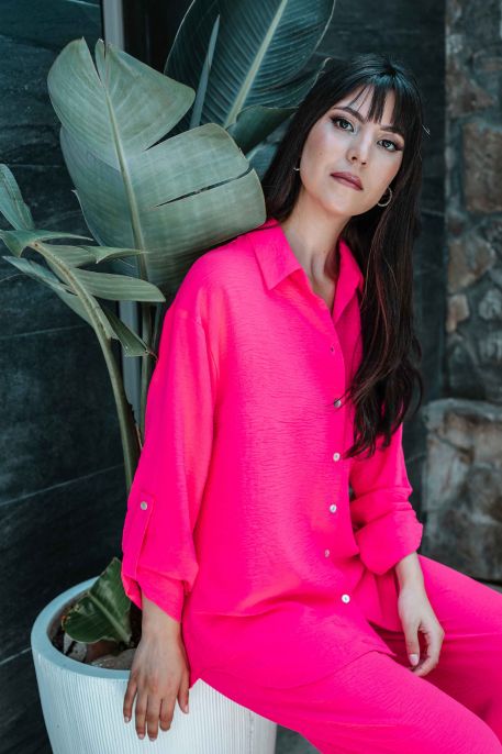Chemise de couleur rose foncé manches longues.