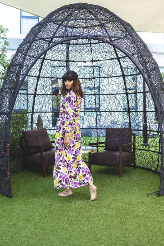 Une robe à imprimé fleuri pour femmes, une tenue parfaite pour la saison.