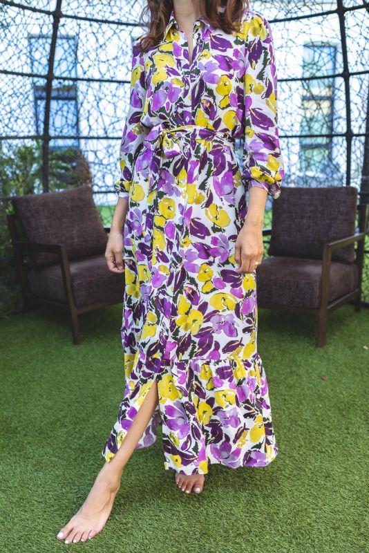 Une robe à imprimé fleuri pour femmes, une tenue parfaite pour la saison.