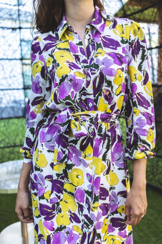 Détails de la robe à motif floral, une pièce élégante et printanière.
