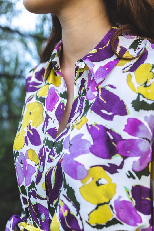 Détails de la robe à motif floral, une pièce élégante et printanière.