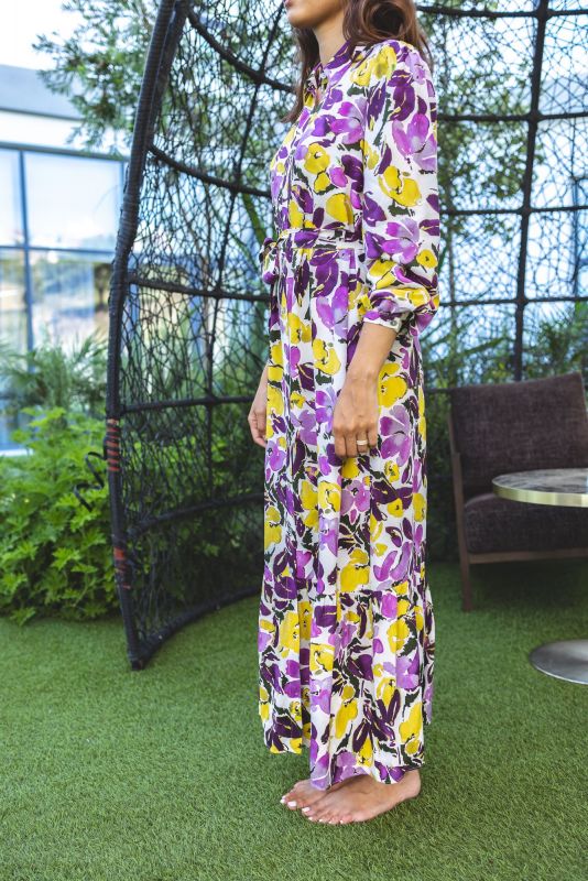 Robe avec motif floral, pour un look romantique et tendance.