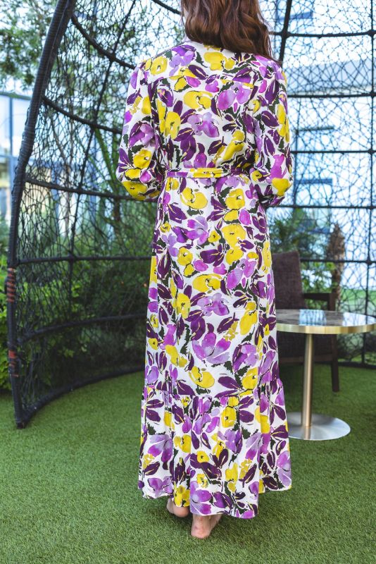 Une robe à imprimé fleuri pour femmes, une tenue parfaite pour la saison.