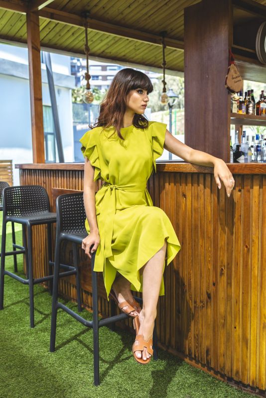 Robe jaune pour femmes, une couleur vive et ensoleillée.