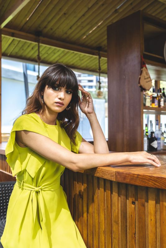 Robe en jaune, pour un look joyeux et pétillant.