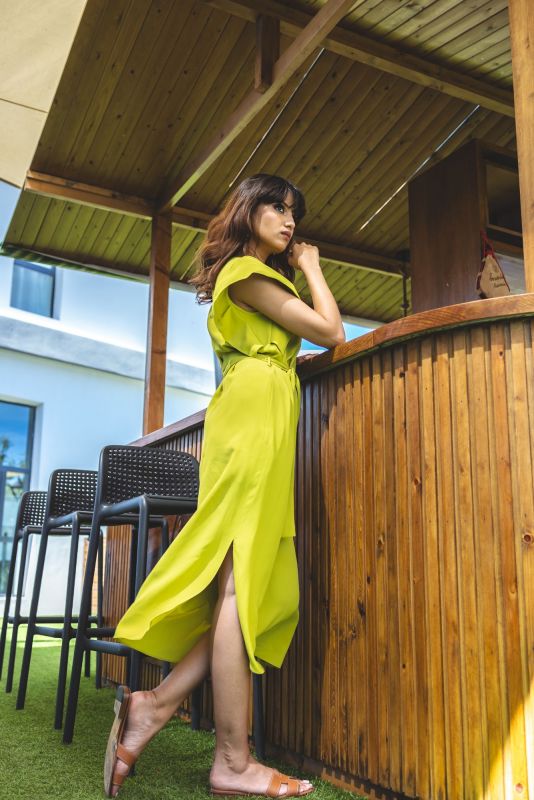 Robe en olive, pour un look subtil et sophistiqué.