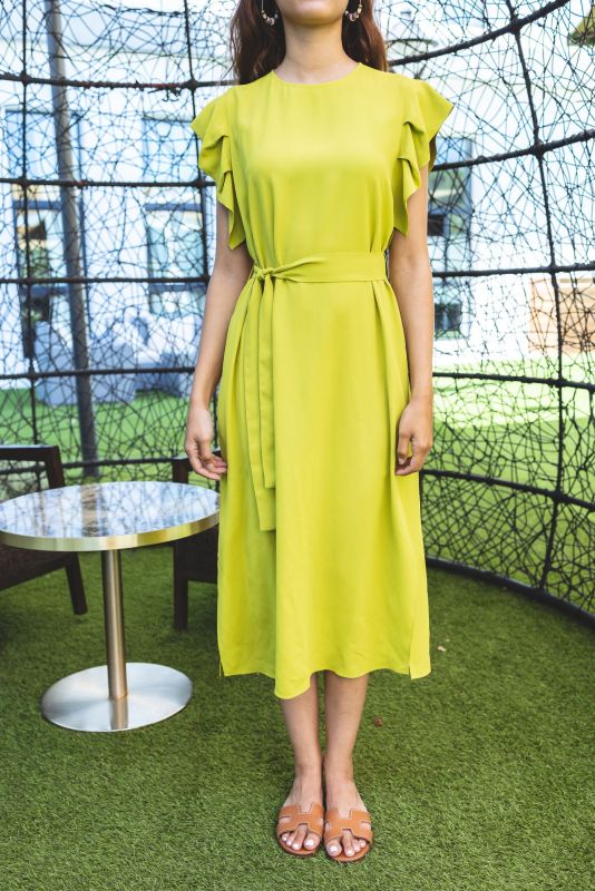 Détails de la robe jaune, une pièce lumineuse et pleine de charme.