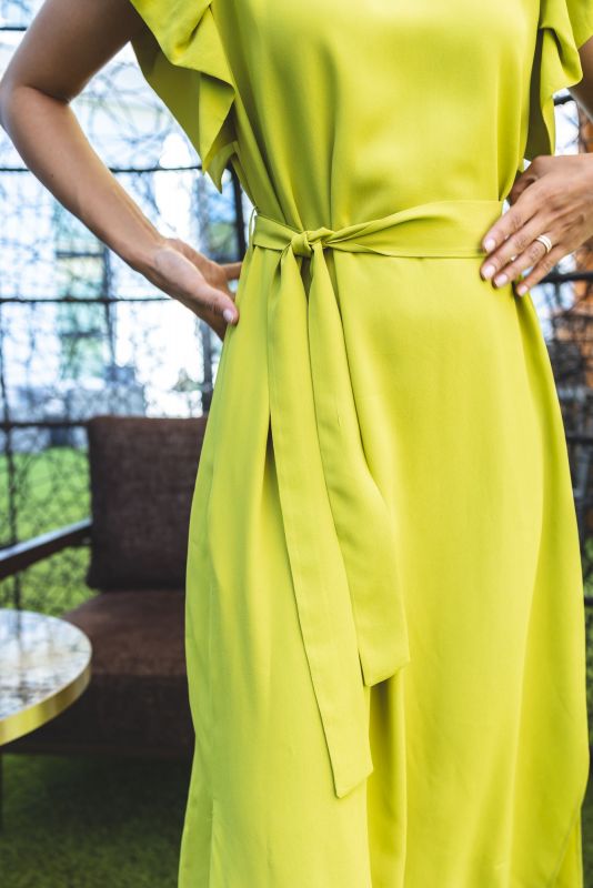 Détails de la robe jaune, une pièce lumineuse et pleine de charme.