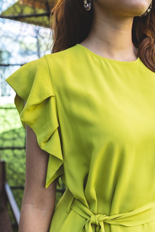 Détails de la robe jaune, une pièce lumineuse et pleine de charme.