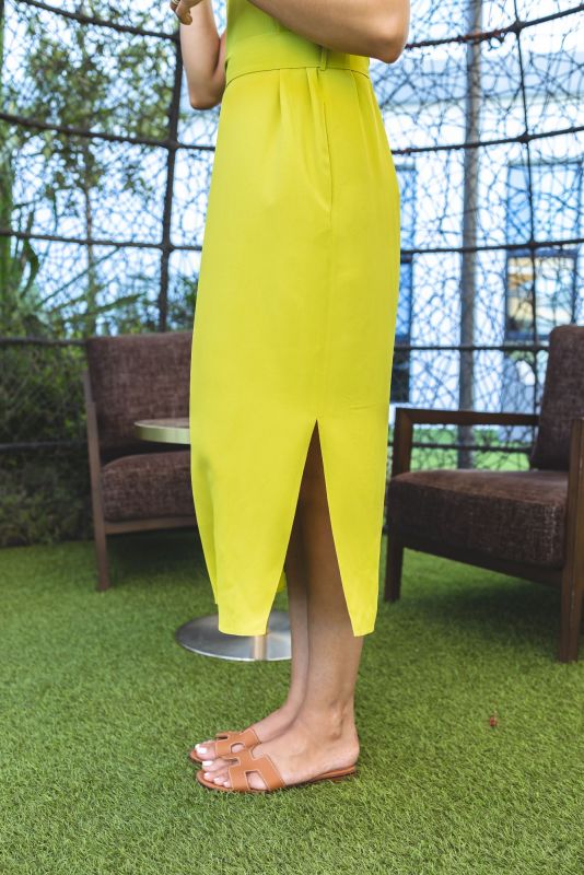 Détails de la robe jaune, une pièce lumineuse et pleine de charme.