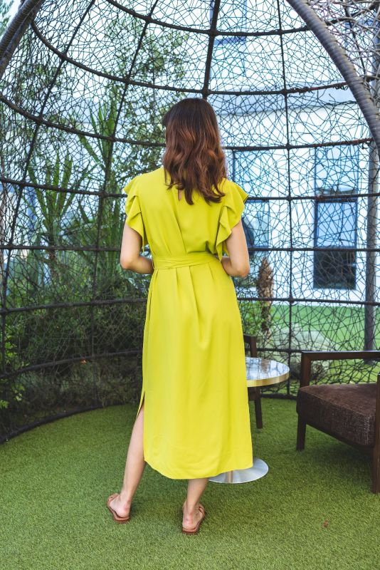 Robe en jaune, pour un look joyeux et pétillant.
