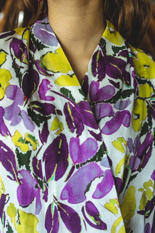 Détails de la blouse : Motif de couleur jaune, violet et blanc.