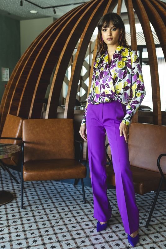 Blouse tendance avec une palette de couleurs jaune, violette et blanche pour un style unique.