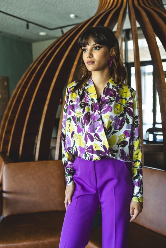 Blouse élégante avec des teintes jaunes, violettes et blanches.