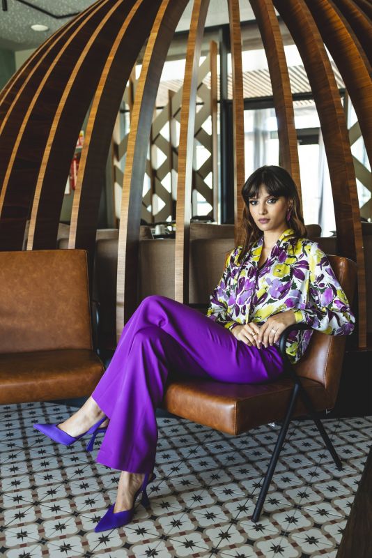 Haut tendance aux tons jaune, violet et blanc.