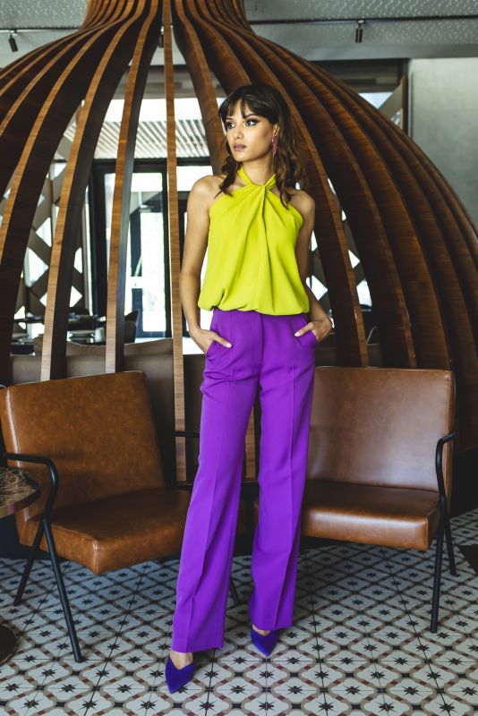 Pantalon Haley violet de la collection Flowers avec détail de poche élégant.