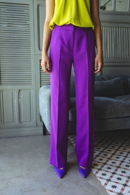 Élégance contemporaine avec le Pantalon Haley en violet intense d'ANAE MOROCCO.