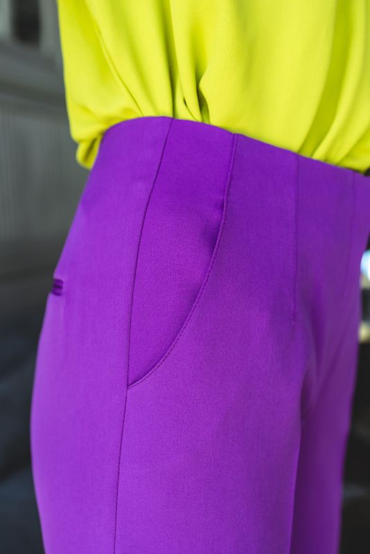 Détails en gros plan du pantalon long mauve pour femmes.