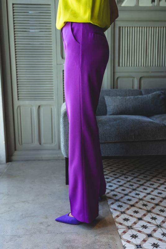 Détails en gros plan du pantalon long mauve pour femmes.