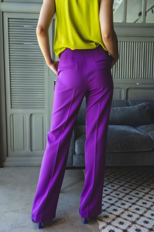 Détails en gros plan du pantalon long mauve pour femmes.