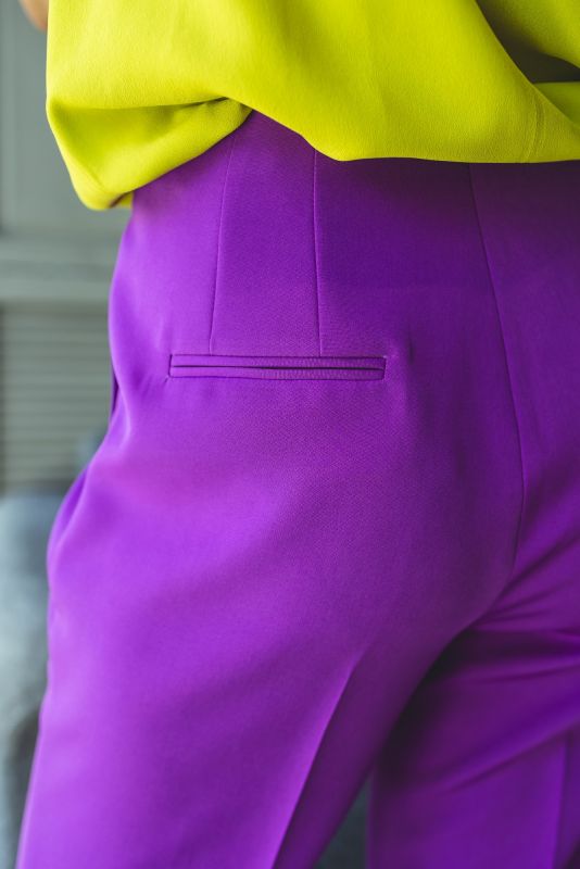 Détails en gros plan du pantalon long mauve pour femmes.