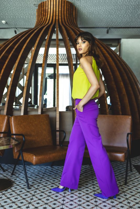 Pantalon de couleur mauve élégant pour dames.