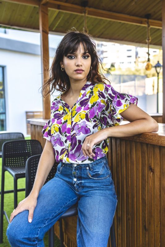 Blouse MILLY imprimée florale violette et jaune - ANAE MOROCCO.