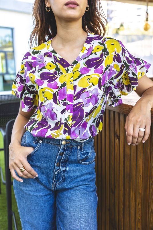 Détails de la blouse imprimée pour femme, mettant en évidence son motif floral détaillé et ses finitions soignées.