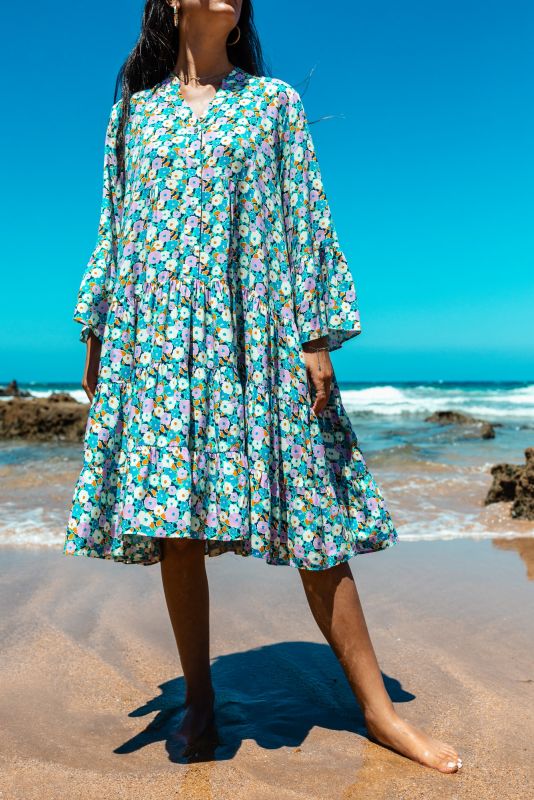 Zoom sur le motif floral détaillé de la robe Frances d'ANAE, couleurs vives sur tissu fluide.