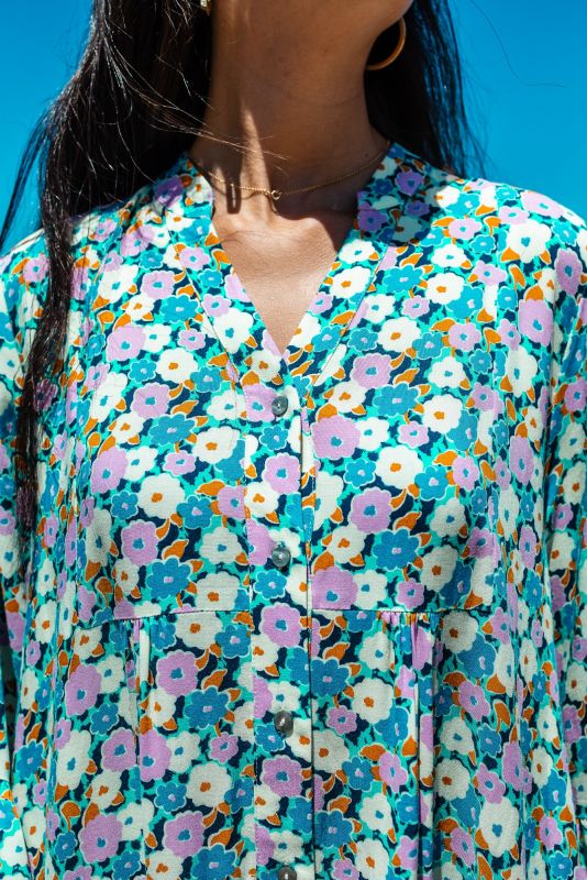 Zoom sur le motif floral détaillé de la robe Frances d'ANAE, couleurs vives sur tissu fluide.