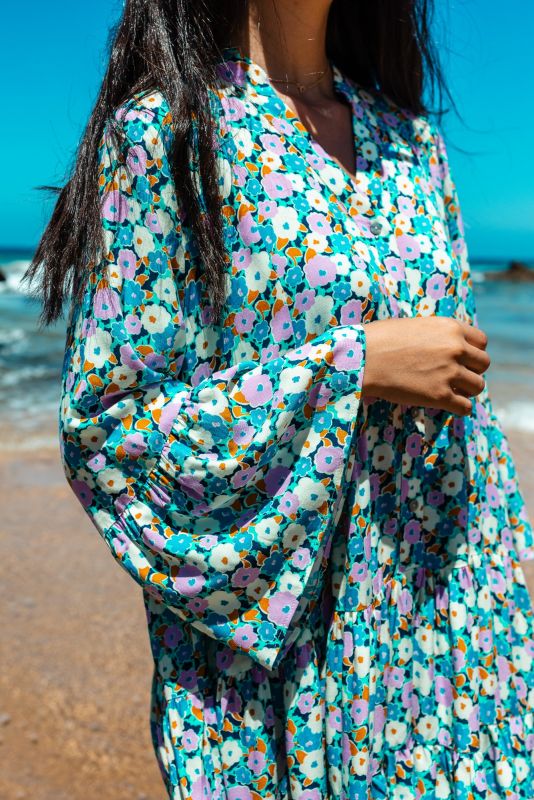 Zoom sur le motif floral détaillé de la robe Frances d'ANAE, couleurs vives sur tissu fluide.