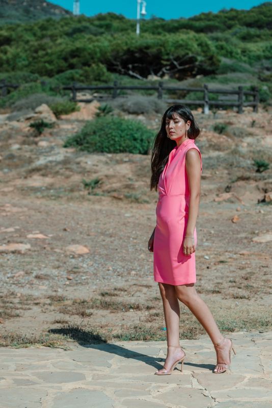 Silhouette gracieuse avec la Robe Letty en teinte rose subtile.